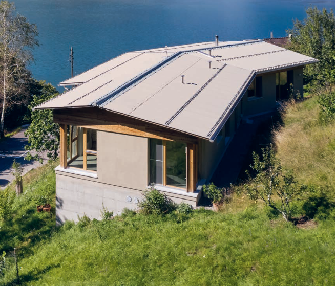 The building is divided horizontally into three parts: the non-insulated base, the living area and the wooden roof. Large windows let plenty of daylight into the living areas.