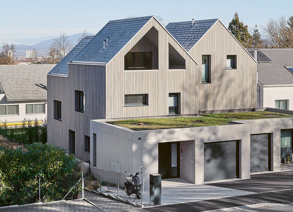 Haus mit zwei Giebeln. Fassade aus vovergrautem Lärchenholz.