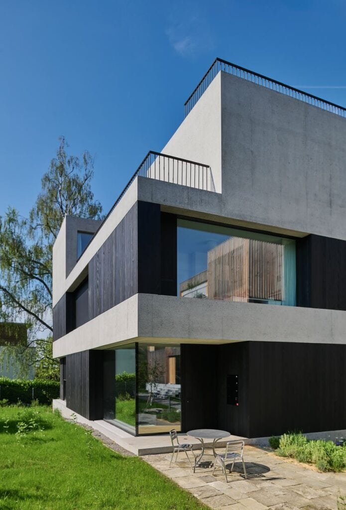 Die Einliegerwohnung auf zwei Etagen ist das neue Zuhause der Grosseltern, die vorher ein Einfamilienhaus auf diesem Grundstück bewohnt und ihre beiden Kinder gross- gezogen haben.