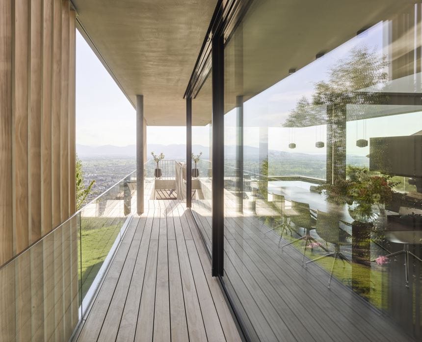 Die Terrasse mit Holzverkleidung schafft einen harmonischen Übergang zwischen Innen- und Aussenraum und bietet einen geschützten Ort für Erholung oder gesellige Abende.